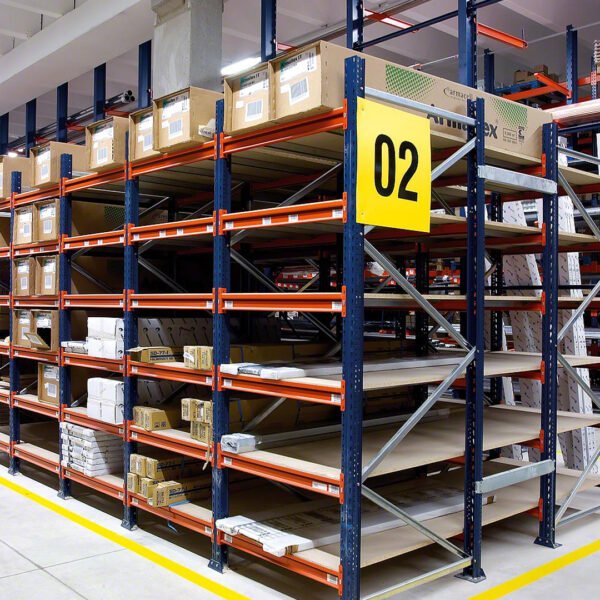 Rayonnage semi-lourd – Stockage manuel de marchandises